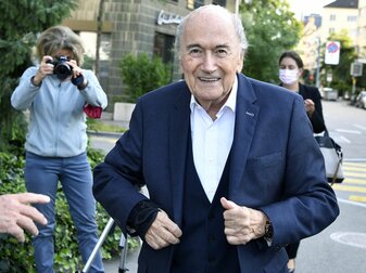 Ex-FIFA-Präsident Joseph S. Blatter macht Michel Platini dafür verantwortlich, dass Katar den WM-Zuschlag erhielt. Ex-FIFA-Präsident Joseph S. Blatter macht Michel Platini dafür verantwortlich, dass Katar den WM-Zuschlag erhielt.