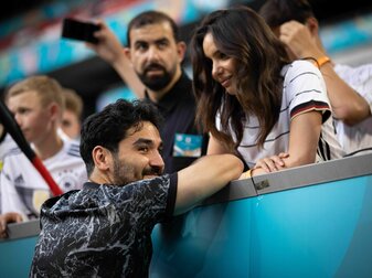 Deutschlands Ilkay Gündogan steht nach einem Spiel bei seiner Frau Sara Arfaoui. Deutschlands Ilkay Gündogan steht nach einem Spiel bei seiner Frau Sara Arfaoui.