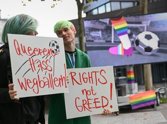 Nach Salman-Skandal: LGBTQ-Protest vor FIFA-Museum Nach Salman-Skandal: LGBTQ-Protest vor FIFA-Museum