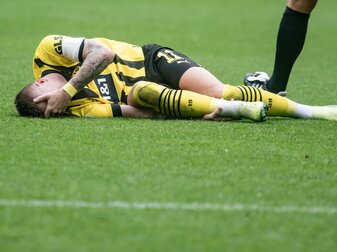 Dortmunds Marco Reus liegt verletzt am Boden. Dortmunds Marco Reus liegt verletzt am Boden.