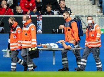 Hoffenheims Grischa Prömel muss verletzt von Rettungssanitätern vom Platz getragen werden. Hoffenheims Grischa Prömel muss verletzt von Rettungssanitätern vom Platz getragen werden.