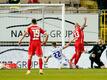 Kaiserslauterns Terrence Boyd (2.v.r.) schiesst an KSC-Torwart Marius Gersbeck (r) und Christoph Kobald vorbei das Tor zum 1:0.