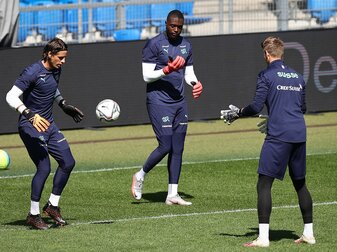 Die Torhüter der Schweiz beim Training: Yann Sommer (l-r), Yvon Mvogo und Jonas Omlin.