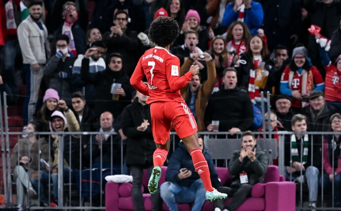 Serge Gnabry jubelt über das erste seiner drei Tore: Die 2:1-Führung des FC Bayern.