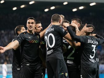 Bochums Spieler freuen sich mit dem Torschützen Christopher Antwi-Adjei (verdeckt) über das 1:0. Bochums Spieler freuen sich mit dem Torschützen Christopher Antwi-Adjei (verdeckt) über das 1:0.