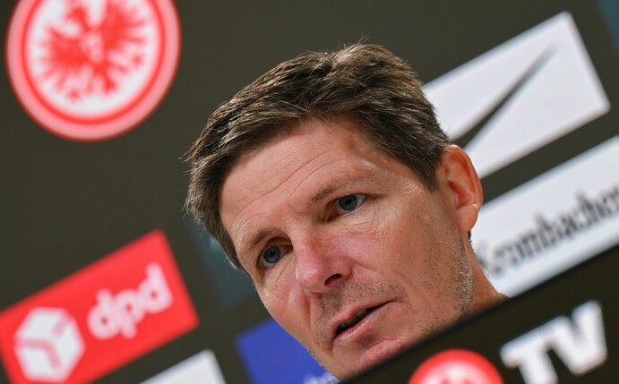 Frankfurts Cheftrainer Oliver Glasner spricht während einer Pressekonferenz.