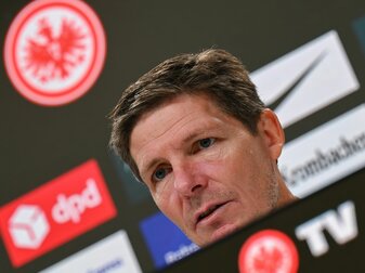 Frankfurts Cheftrainer Oliver Glasner spricht während einer Pressekonferenz. Frankfurts Cheftrainer Oliver Glasner spricht während einer Pressekonferenz.