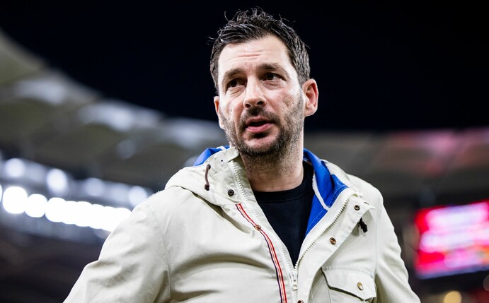 Herthas Trainer Sandro Schwarz musste mit seiner Elf in Stuttgart eine späte Niederlage hinnehmen.