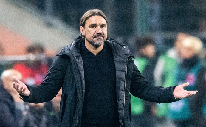 Gladbachs Trainer Daniel Farke hebt die Hände.