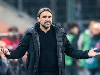 Gladbachs Trainer Daniel Farke hebt die Hände. Gladbachs Trainer Daniel Farke hebt die Hände.
