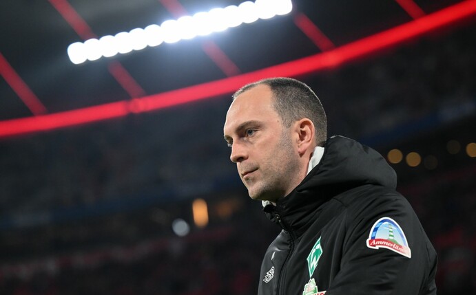 Bremens Trainer Ole Werner steht in München am Spielfeldrand.