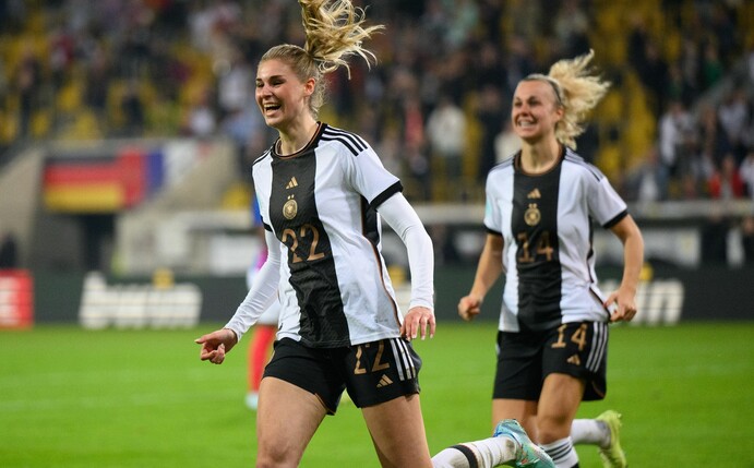 Die deutschen Nationalspielerinnen Jule Brand (l) und Lena Lattwein jubeln nach einem Tor.