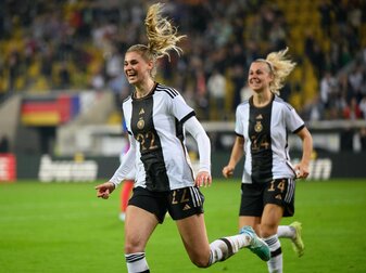 Die deutschen Nationalspielerinnen Jule Brand (l) und Lena Lattwein jubeln nach einem Tor. Die deutschen Nationalspielerinnen Jule Brand (l) und Lena Lattwein jubeln nach einem Tor.