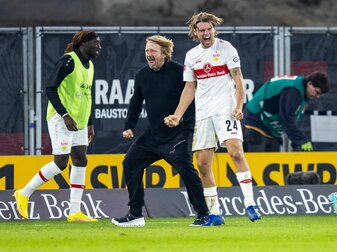 Stuttgarts Sportdirektor Sven Mislintat (M) und Borna Sosa (r) jubeln nach dem späten Tor zum 2:1 gegen Hertha BSC. Stuttgarts Sportdirektor Sven Mislintat (M) und Borna Sosa (r) jubeln nach dem späten Tor zum 2:1 gegen Hertha BSC.