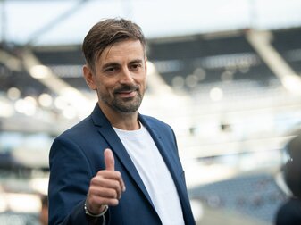 Der Cheftrainer der Fußballerinnen von Eintracht Frankfurt: Niko Arnautis.