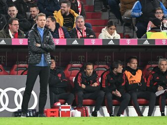 Bayern-Trainer Julian Nagelsmann verfolgt das Spiel am Spielfeldrand. Bayern-Trainer Julian Nagelsmann verfolgt das Spiel am Spielfeldrand.