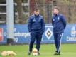HSV-Trainer Bruna Labbadia (r) und Co-Trainer Eddy Sözer beim Mannschaftstraining. Im Freitagsspiel ist Werder Bremen zu Gast in der Volksparkarena. Foto: Christian Charisius