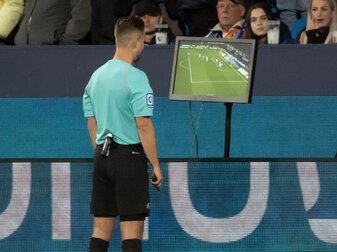 Schiedsrichter Daniel Schlager schaut sich eine Szene auf einem Monitor an und gibt anschliessend einen Gladbacher Treffer nicht. Schiedsrichter Daniel Schlager schaut sich eine Szene auf einem Monitor an und gibt anschliessend einen Gladbacher Treffer nicht.