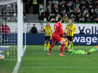 Dortmunds Torwart Gregor Kobel kann das 0:2 gegen den VfL Wolfsburg nicht verhindern. Dortmunds Torwart Gregor Kobel kann das 0:2 gegen den VfL Wolfsburg nicht verhindern.