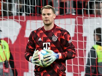 Bayerns Torwart Manuel Neuer wärmt sich vor einer Partie auf. Bayerns Torwart Manuel Neuer wärmt sich vor einer Partie auf.