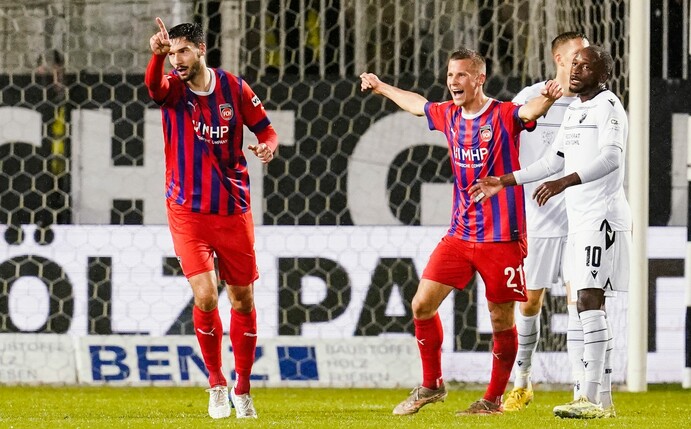 Tim Kleindienst (l) jubelt über sein Tor zum 2:0 für den FC Heidenheim gegen den SV Sandhausen.
