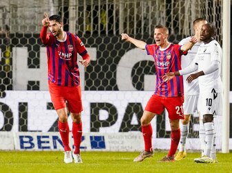 Tim Kleindienst (l) jubelt über sein Tor zum 2:0 für den FC Heidenheim gegen den SV Sandhausen. Tim Kleindienst (l) jubelt über sein Tor zum 2:0 für den FC Heidenheim gegen den SV Sandhausen.