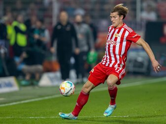 Trotz seines Tors gegen den FC Augsburg hadert Kevin Behrens nach dem Spiel. Trotz seines Tors gegen den FC Augsburg hadert Kevin Behrens nach dem Spiel.