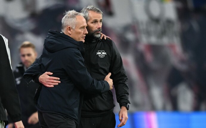 Freiburg-Trainer Christian Streich (l) gratuliert seinem Leipziger Gegenüber Marco Rose zum Sieg.