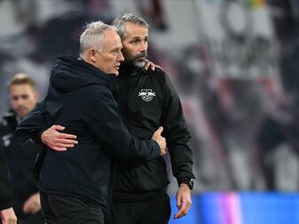 Freiburg-Trainer Christian Streich (l) gratuliert seinem Leipziger Gegenüber Marco Rose zum Sieg. Freiburg-Trainer Christian Streich (l) gratuliert seinem Leipziger Gegenüber Marco Rose zum Sieg.