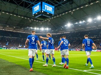 Nach langer Zeit konnte Schalke wieder über einen Sieg jubeln. Nach langer Zeit konnte Schalke wieder über einen Sieg jubeln.