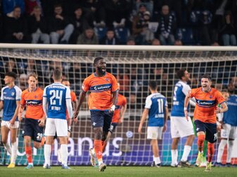 Patric Pfeiffer (M) köpfte seine Darmstädter zum Erfolg in Magdeburg. Patric Pfeiffer (M) köpfte seine Darmstädter zum Erfolg in Magdeburg.