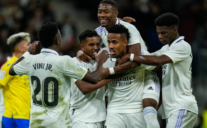 Die Spieler von Real Madrid feiern das Tor zum 1:0.