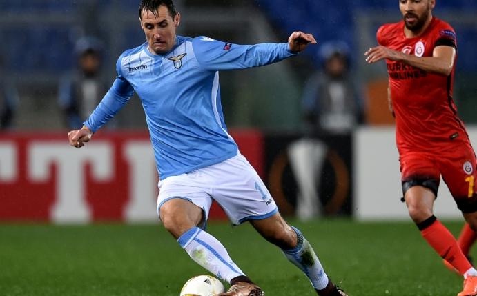 Klose (l.) verhandelt mit den New York Red Bulls (Quelle: SID-IMAGES)