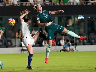 Die amerikanische Mittelfeldspielerin Andi Sullivan (l) und die deutsche Stürmerin Alexandra Popp kämpfen um den Ball. Die amerikanische Mittelfeldspielerin Andi Sullivan (l) und die deutsche Stürmerin Alexandra Popp kämpfen um den Ball.