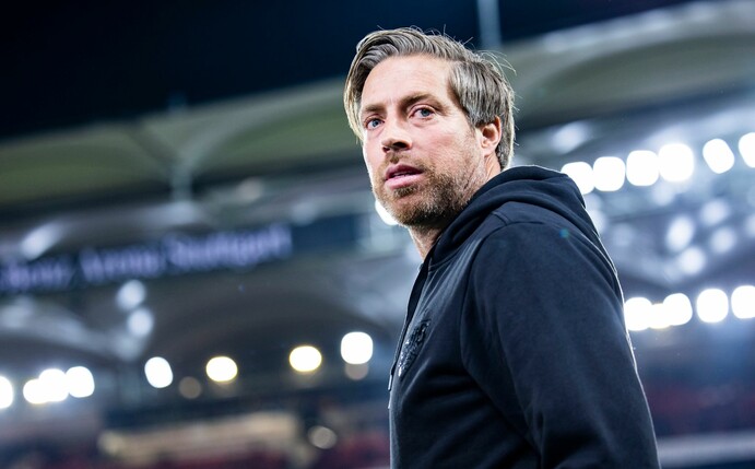 Stuttgarts Trainer Michael Wimmer steht vor einem Spiel im Stadion.