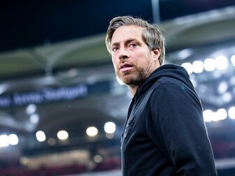 Stuttgarts Trainer Michael Wimmer steht vor einem Spiel im Stadion. Stuttgarts Trainer Michael Wimmer steht vor einem Spiel im Stadion.