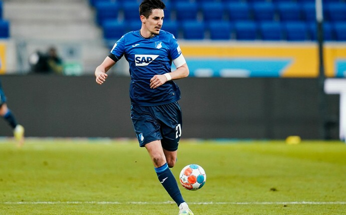 Hoffenheims Benjamin Hübner spielt den Ball.
