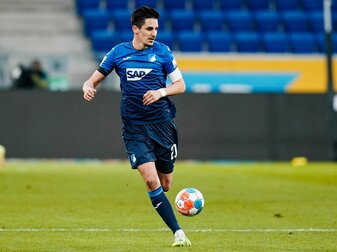 Hoffenheims Benjamin Hübner spielt den Ball. Hoffenheims Benjamin Hübner spielt den Ball.