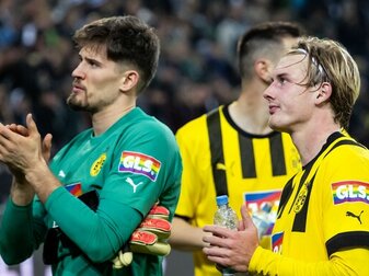 Dortmunds Torwart Gregor Kobel (l) und Julian Brandt nach dem Spiel. Dortmunds Torwart Gregor Kobel (l) und Julian Brandt nach dem Spiel.