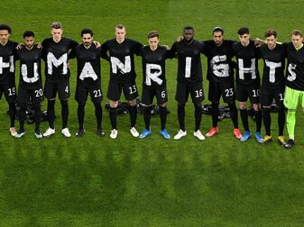 Die Spieler der deutschen Nationalmannschaft stehen zusammen und bilden den Schriftzug «Human-Rights». Die Spieler der deutschen Nationalmannschaft stehen zusammen und bilden den Schriftzug «Human-Rights».