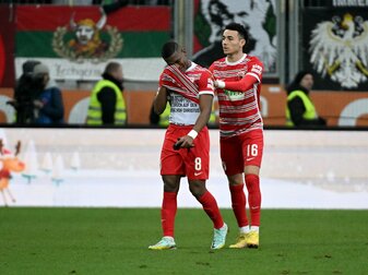 Augsburgs Ruben Vargas (r) tröstet Carlos Gruezo. Augsburgs Ruben Vargas (r) tröstet Carlos Gruezo.