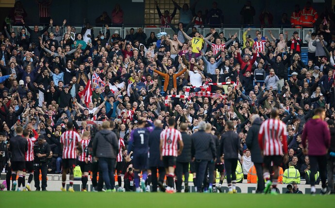 Die Spieler vom FC Brentford feiern nach dem Spiel ihren überraschenden Sieg.