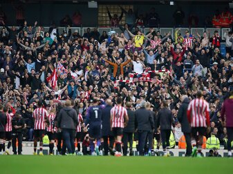Die Spieler vom FC Brentford feiern nach dem Spiel ihren überraschenden Sieg. Die Spieler vom FC Brentford feiern nach dem Spiel ihren überraschenden Sieg.