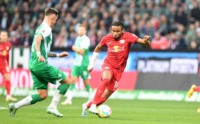Gehört mit 12 Treffern zu den besten Schützen der Liga: Leipzigs Christopher Nkunku (r).