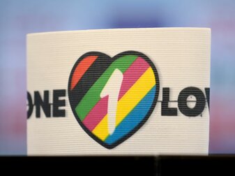 Die One-Love-Kapitänsbinde. Die One-Love-Kapitänsbinde.