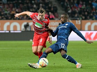Bochums Christopher Antwi-Adjei (r) erzielte den Siegtreffer gegen den FC Augsburg. Bochums Christopher Antwi-Adjei (r) erzielte den Siegtreffer gegen den FC Augsburg.