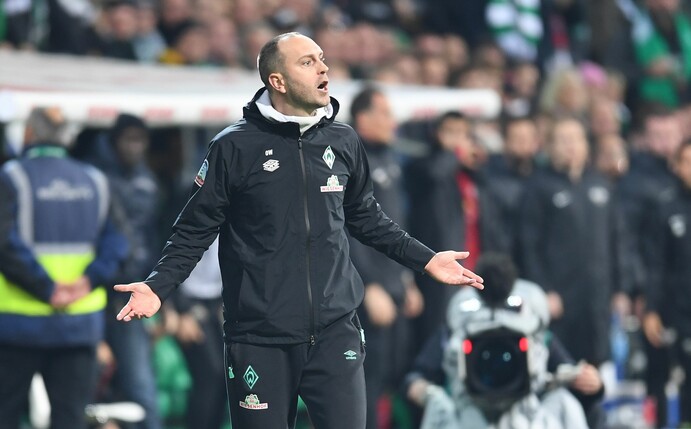 Werder-Trainer Ole Werner regt sich über eine Entscheidung des Schiedsrichters auf.