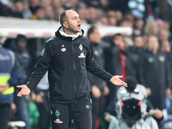 Werder-Trainer Ole Werner regt sich über eine Entscheidung des Schiedsrichters auf. Werder-Trainer Ole Werner regt sich über eine Entscheidung des Schiedsrichters auf.