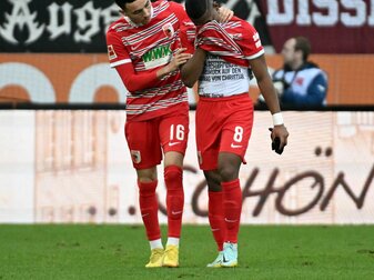 Kann zu WM nach Katar reisen: Augsburgs Carlos Gruezo (r). Kann zu WM nach Katar reisen: Augsburgs Carlos Gruezo (r).