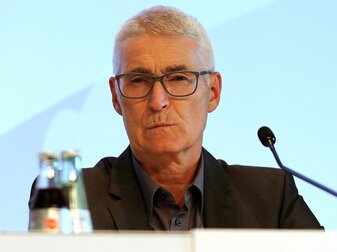 Schiri-Chef Fröhlich: "Man kann von einer Krise sprechen" Schiri-Chef Fröhlich: "Man kann von einer Krise sprechen"